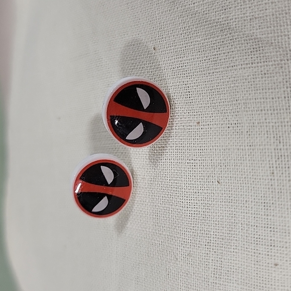 🔥LAST PAIR🔥 Deadpool Stud Earrings, unisex - Picture 4 of 5